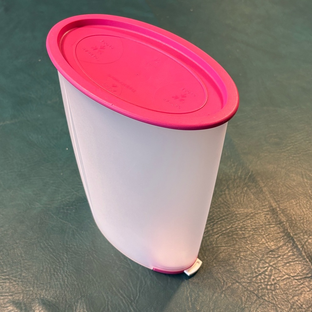 Tupperware Cereal Dry Food Keeper Container Storage 10.5 Cups Pink FIFO 4117